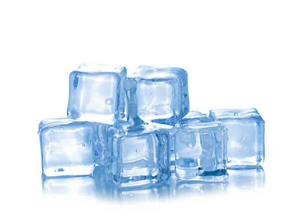 Cubes de glace sur fond blanc — Photo