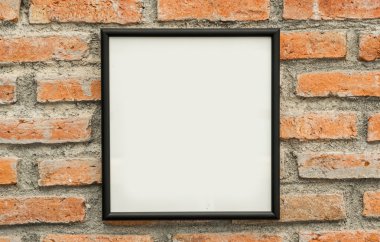 eski tuğla duvar üzerine boş siyah resim çerçevesi