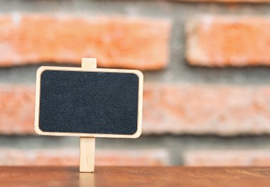 Kara tahta işaret üstünde tahta arka plan