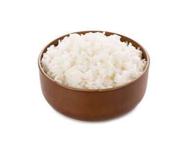 Beyaz arka planda bir kasede pirinç