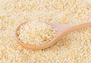 Tahta kaşıkla susam tohumları