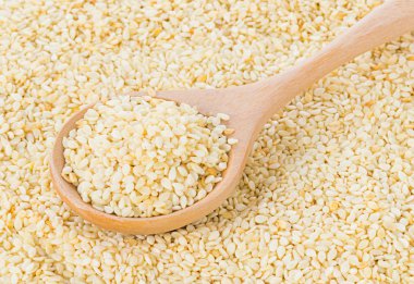 Tahta kaşıkla susam tohumları