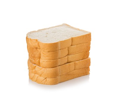 Beyaz arkaplanda izole edilmiş dilimlenmiş ekmek