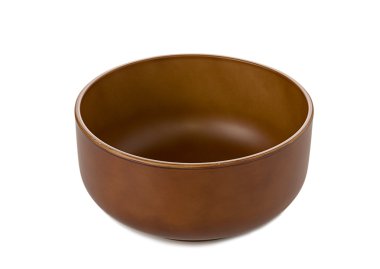 Beyaz arka plan üzerinde izole boş kahverengi kase