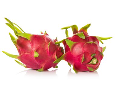 Ejder Meyvesi beyaz arkaplanda izole.