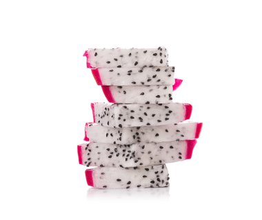 Ejder Meyvesi beyaz arkaplanda izole.