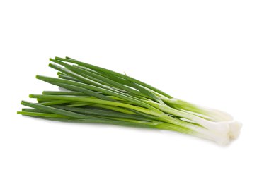 Beyaz arkaplanda yeşil soğan izole edildi