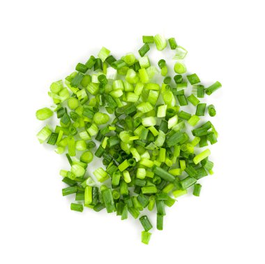 Beyaz arkaplanda yeşil soğan izole edildi