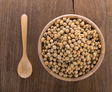 Bir ahşap kase soya fasulyesi