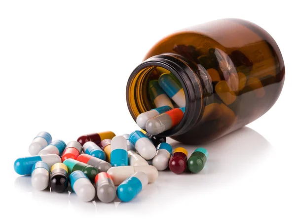 Pillen capsules geïsoleerd op witte achtergrond — Stockfoto