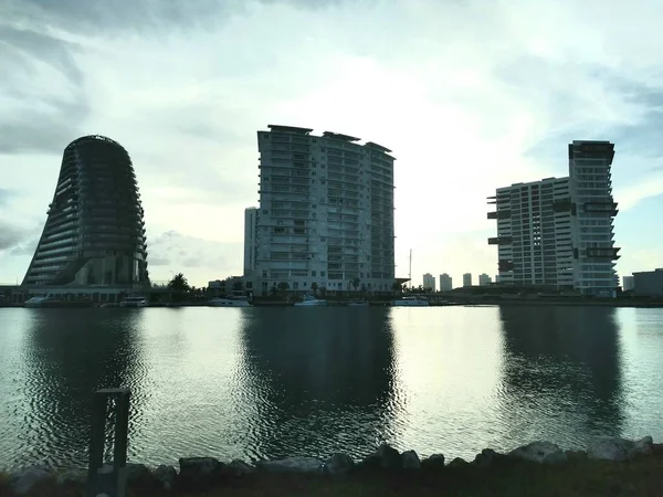 Flatgebouwen Onder Een Zonsondergang Aan Oever Van Lagune — Stockfoto