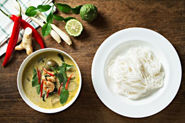 Curry karides ile yeşil ve erişte pirinç. Tayland Mutfağı. (kang ke