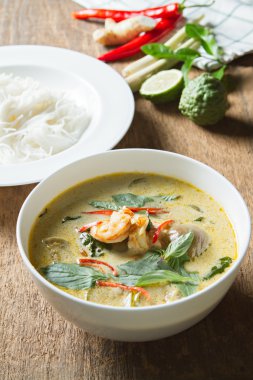 Curry karides ile yeşil ve erişte pirinç. Tayland Mutfağı. (kang ke