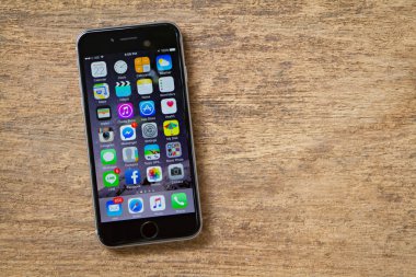 Bangkok, Tayland - 22 Şubat 2016: yeni gri iphone 6 b ahşap masaya koy homescreen görüntüleme. iPhone 6 oluşturuldu ve Apple Inc tarafından geliştirildi.