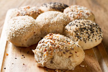 Bütün tahıl ekmeği kesme tahtası üzerinde. 