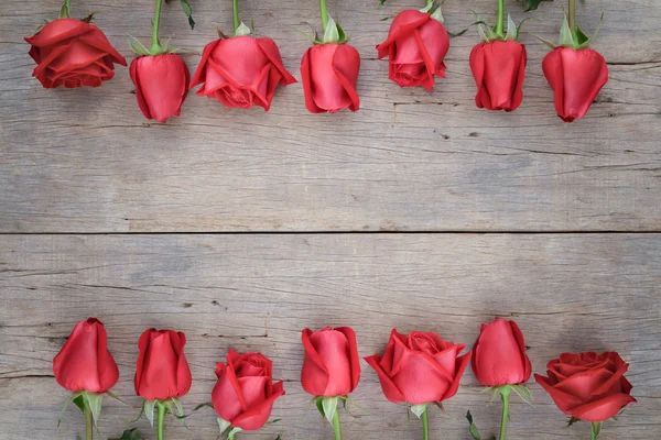 San Valentino sfondo con rose rosse su legno . — Foto Stock