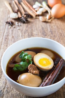 İçinde et suyu ile baharat ahşap zemin üzerine haşlanmış yumurta. Tay dili 