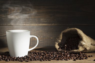 Kahve fincanı ve kahve çekirdeği..