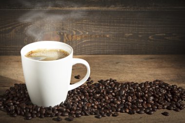 Kahve fincanı ve kahve çekirdeği..