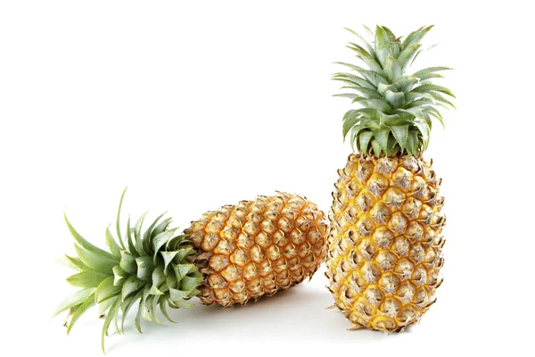 Ananasy izolowane na białym tle. — Zdjęcie stockowe