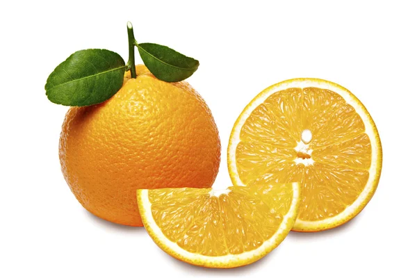 Oranje met segmenten geïsoleerd op een witte achtergrond. Uitknippad. — Stockfoto
