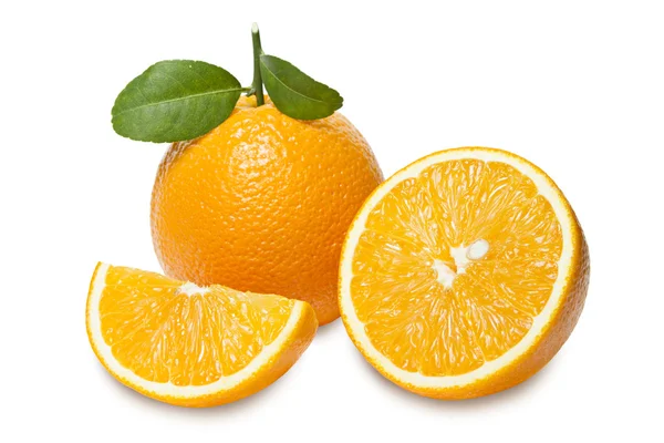 Oranje met segmenten geïsoleerd op een witte achtergrond. Uitknippad. — Stockfoto