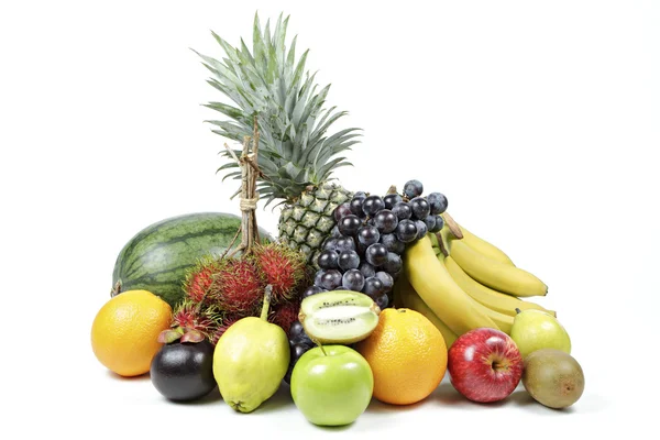 Frutas frescas varias sobre fondo blanco aislado . — Foto de Stock