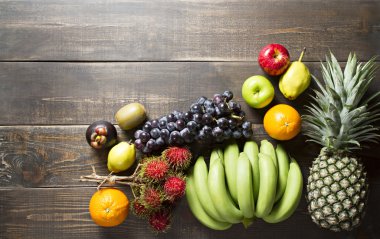 Taze ahşap arka plan üzerinde çeşitli meyve.