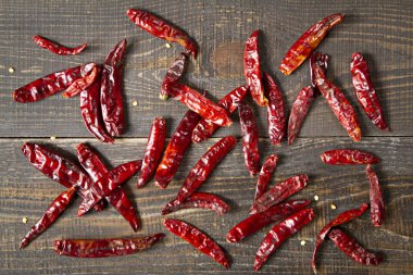 Ahşap arka plan üzerinde kurutulmuş biber.