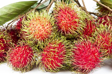 Beyaz arka planda izole edilmiş taze rambutan.