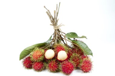 Beyaz arka planda izole edilmiş taze rambutan.