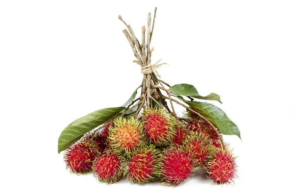 Verse rambutan geïsoleerd op witte achtergrond. — Stockfoto