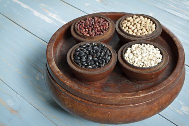 Barbunya, siyah fasulye, darı ve black eyed peas ahşap kase