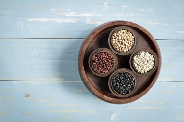 Barbunya, siyah fasulye, darı ve black eyed peas ahşap kase