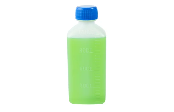 Botella con líquido verde sobre blanco aislado — Foto de Stock