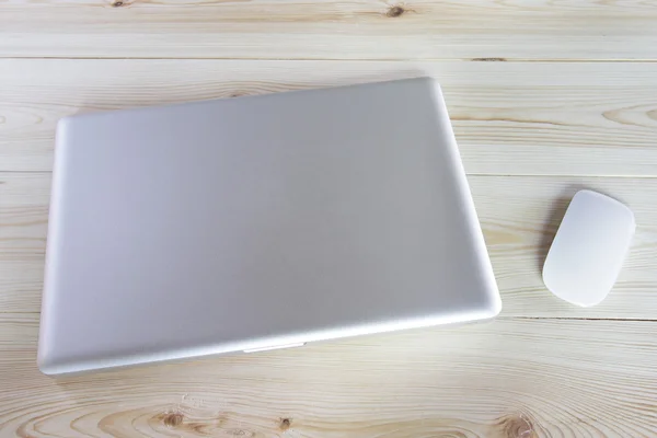 Komputer laptop pada meja kayu — Stok Foto