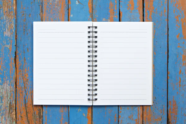 Pagina di notebook su sfondo di legno . — Foto Stock