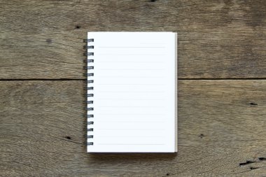 Ahşap arka plan üstünde defter sayfası.