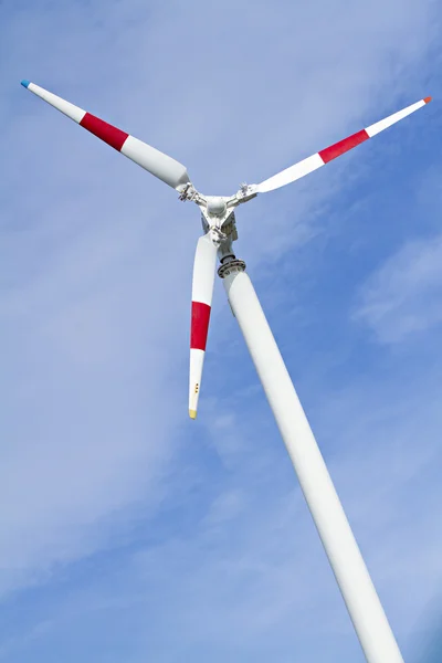 Turbina eólica no céu azul . — Fotografia de Stock