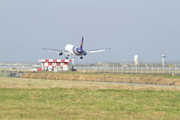 BANGKOK  THAILAND -JAN 6 2013: Aircraft of Thaiairway  landing t — Stock Photo, Image