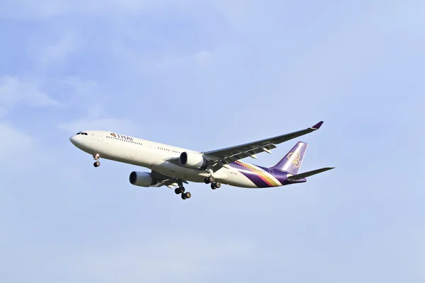 BANGKOK THAILAND-JAN 6 2013: Airbus das vias aéreas tailandesas pousando t — Fotografia de Stock