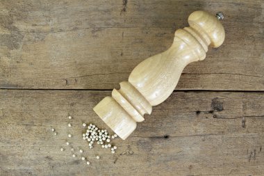 Karabiber değirmeni ahşap tahta üzerinde