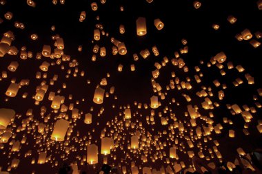 Gökyüzü fenerler, Loy Krathong ve Yi Peng Festivali. Chiang Mai, Tha