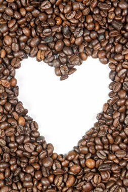 Kahve çekirdekleri öbek beyaz arka plan üzerinde kalp şeklinde.
