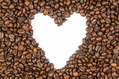 Kahve çekirdekleri öbek beyaz arka plan üzerinde kalp şeklinde.