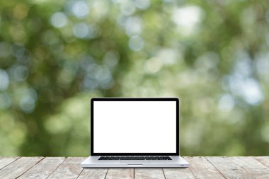 Dizüstü bilgisayar ile Bahçe adam odak ahşap zemin üzerinde