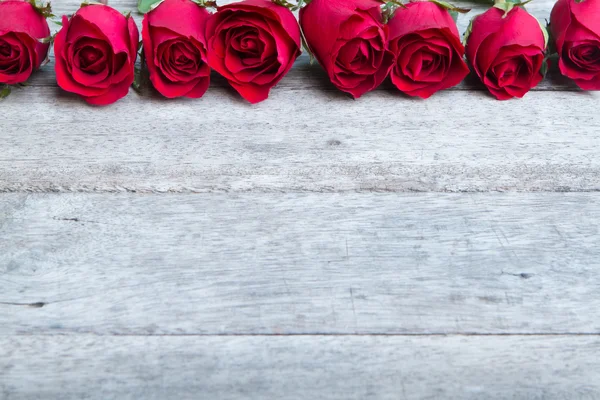 Rosas rojas sobre fondo de lana. Fondo del día de San Valentín . — Foto de Stock