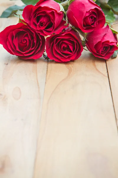 Rosas rojas sobre fondo de lana. Fondo del día de San Valentín . — Foto de Stock