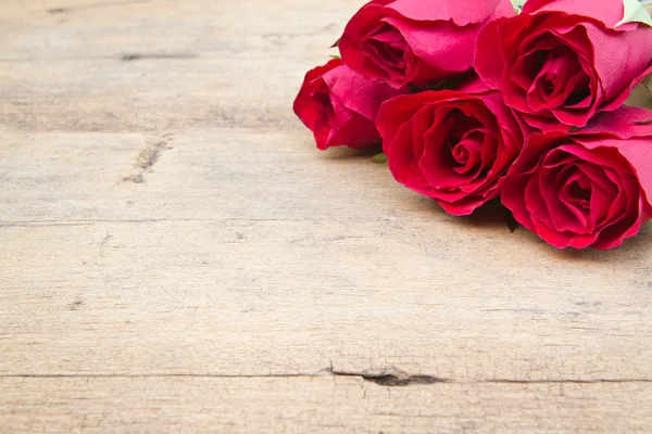 Rosas rojas sobre fondo de lana. Fondo del día de San Valentín . — Foto de Stock