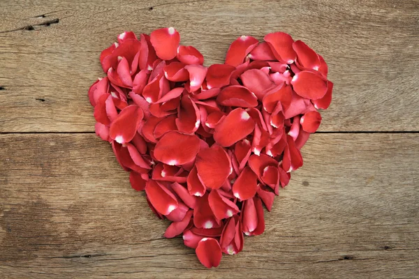 Καρδιά της κόκκινο αυξήθηκε πέταλα σε ξύλινα. Ημέρα του Αγίου Βαλεντίνου, επέτειο — Φωτογραφία Αρχείου